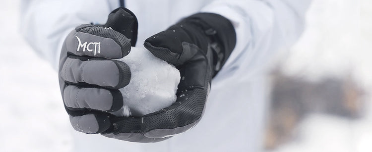 MCTi Women's Warm Ski Gloves: Waterproof & breathable for winter activities.